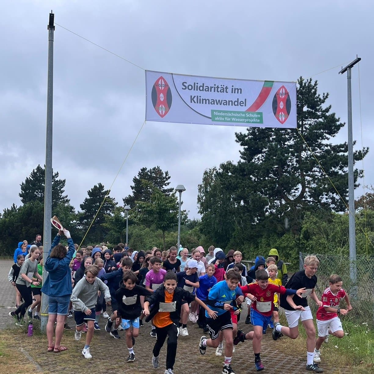 Start of the charity run under the banner "Solidarity in Climate Change"