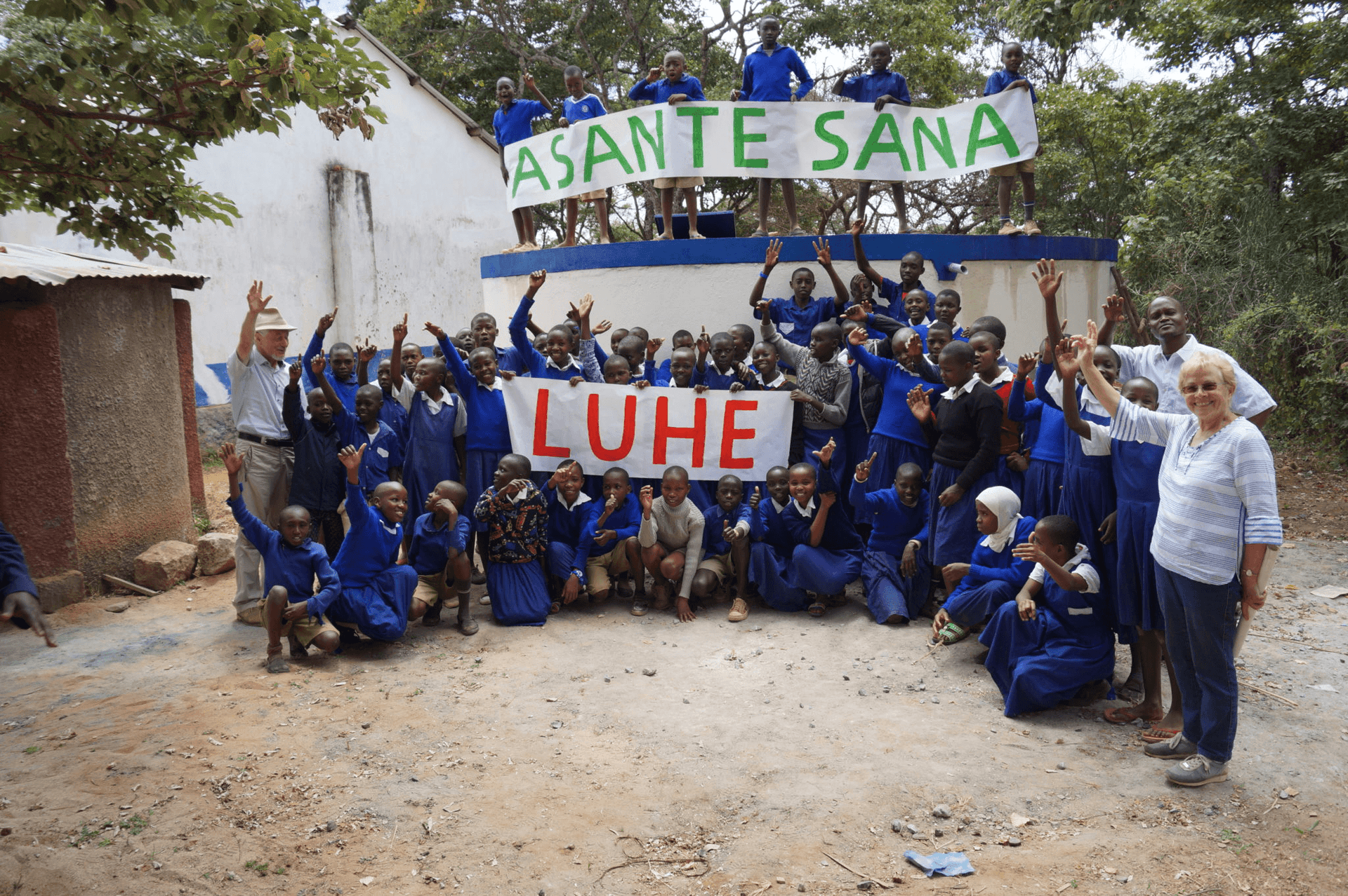 Children with an Asante Sana and Luhe banner