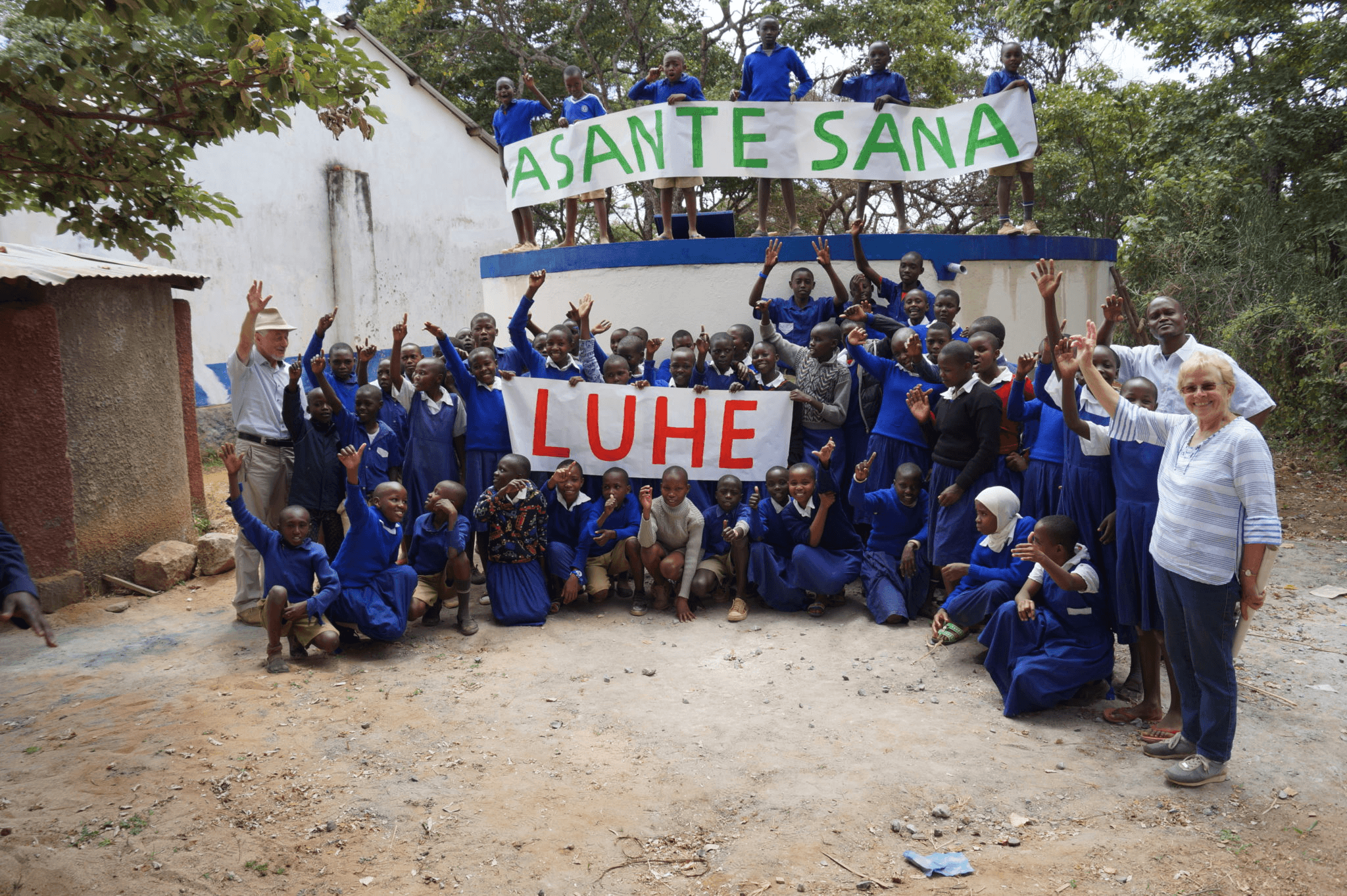 Kinder mit Asante Sana und Luhe Banner