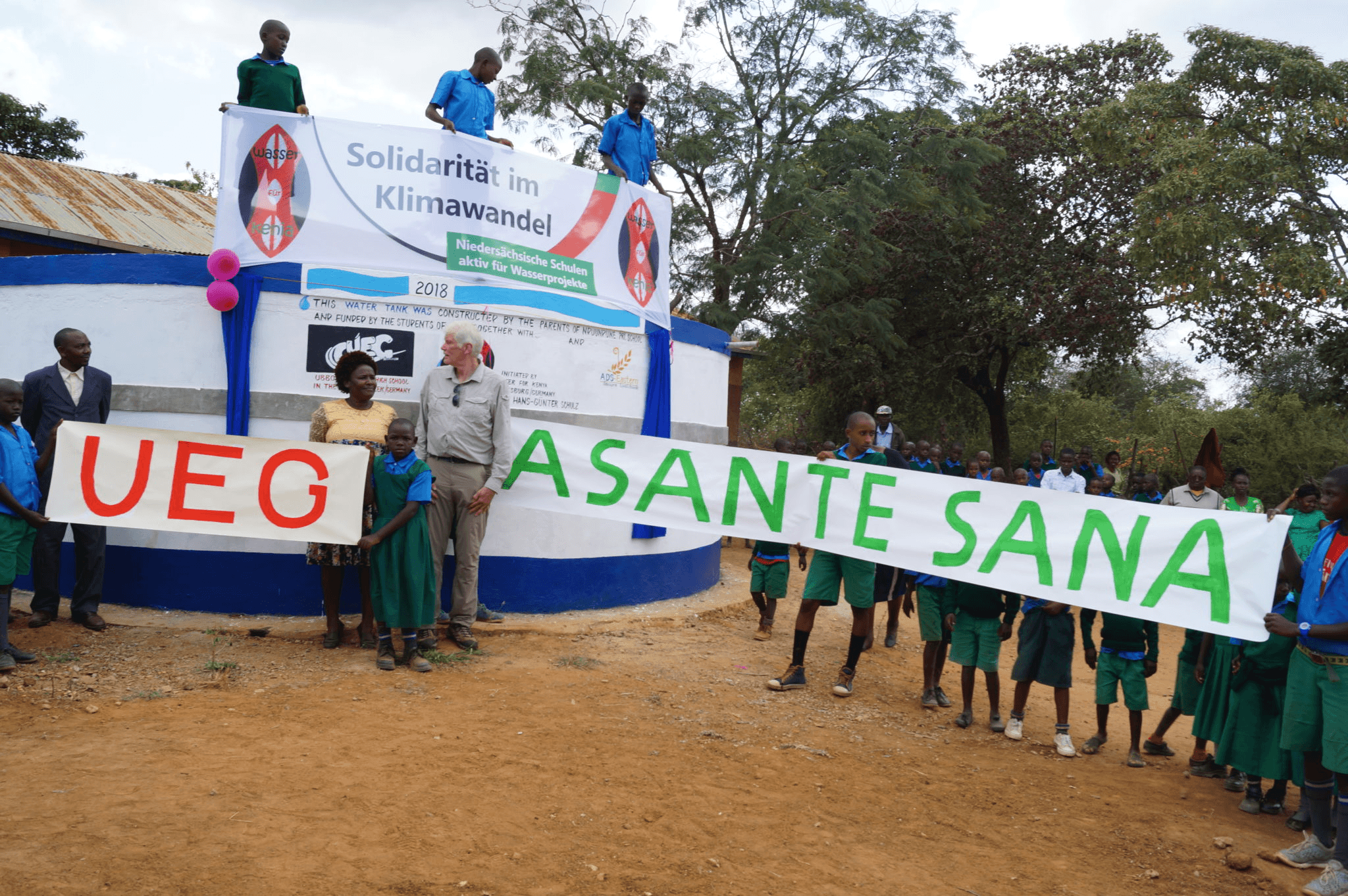 Wassertank bei der Einweihung, gesponsert vom UEG